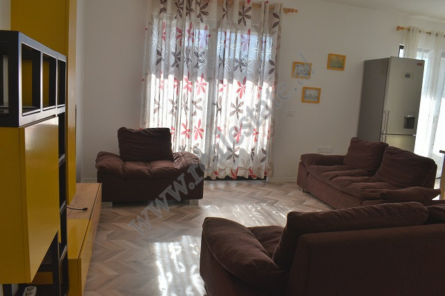 Apartament me qira ne fund te rruges 5 Maji, ne Tirane.
Banesa eshte e pozicionuar ne katin e 4te t